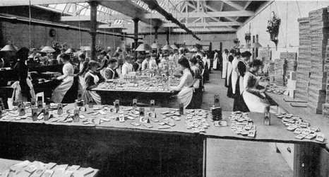 Llenando cajas de chocolate en una fábrica de York para los tés de la Reina, ilustración de The Graphic, 19 de julio de 1902